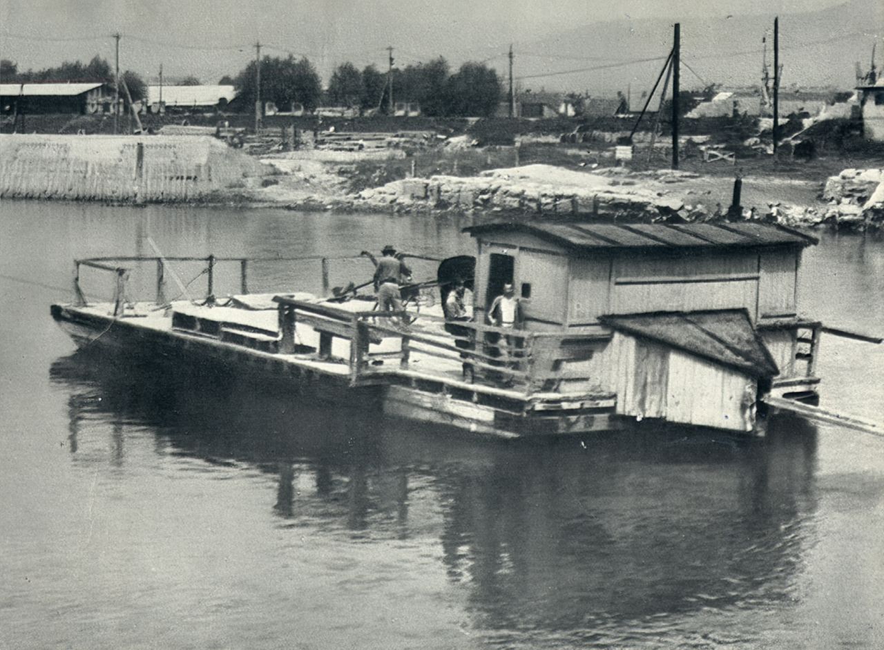 Trnjanska skela (četvrta po redu) na mjestu gdje je danas Most Slobode, oko 1955. godine